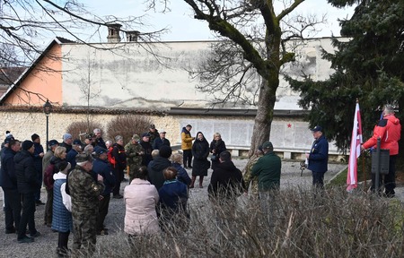 Udeleženci pohoda v Spominskem parku